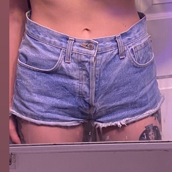 BRANDY MELVILLE CUT OFF LIGHT WASH DENIM SHORTS - Picture 1 of 2